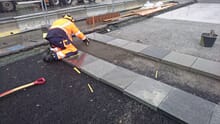 Skiferplatene monteres etter fastsatt mønster.JPG